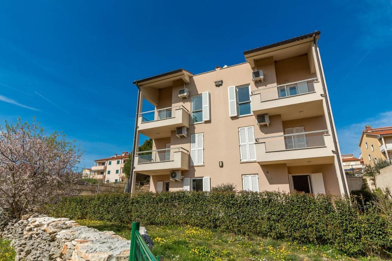 Apartment Punta Premantura E With Garden 외부 사진