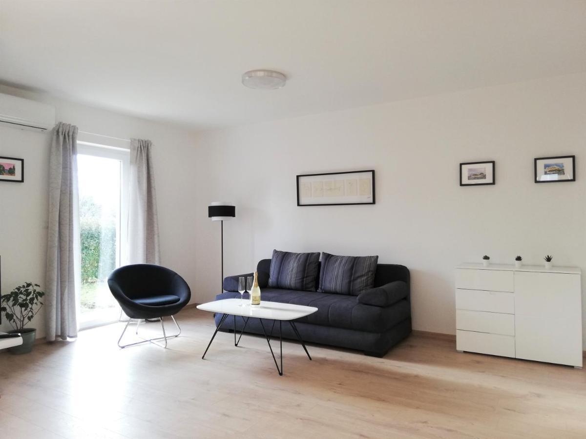 Apartment Punta Premantura E With Garden 외부 사진