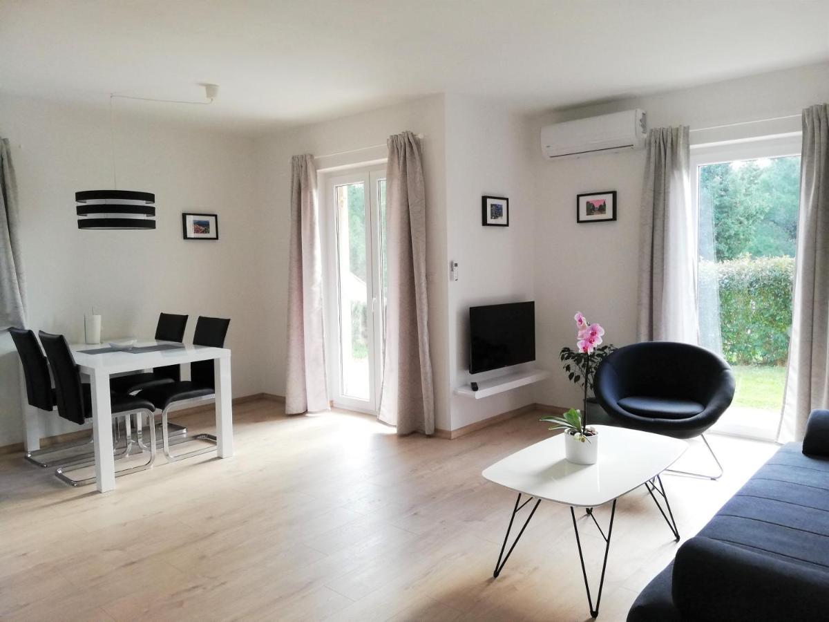 Apartment Punta Premantura E With Garden 외부 사진