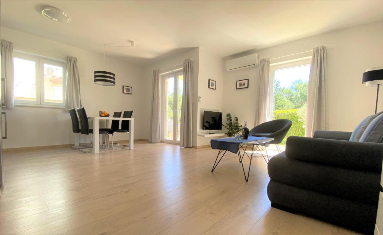 Apartment Punta Premantura E With Garden 외부 사진