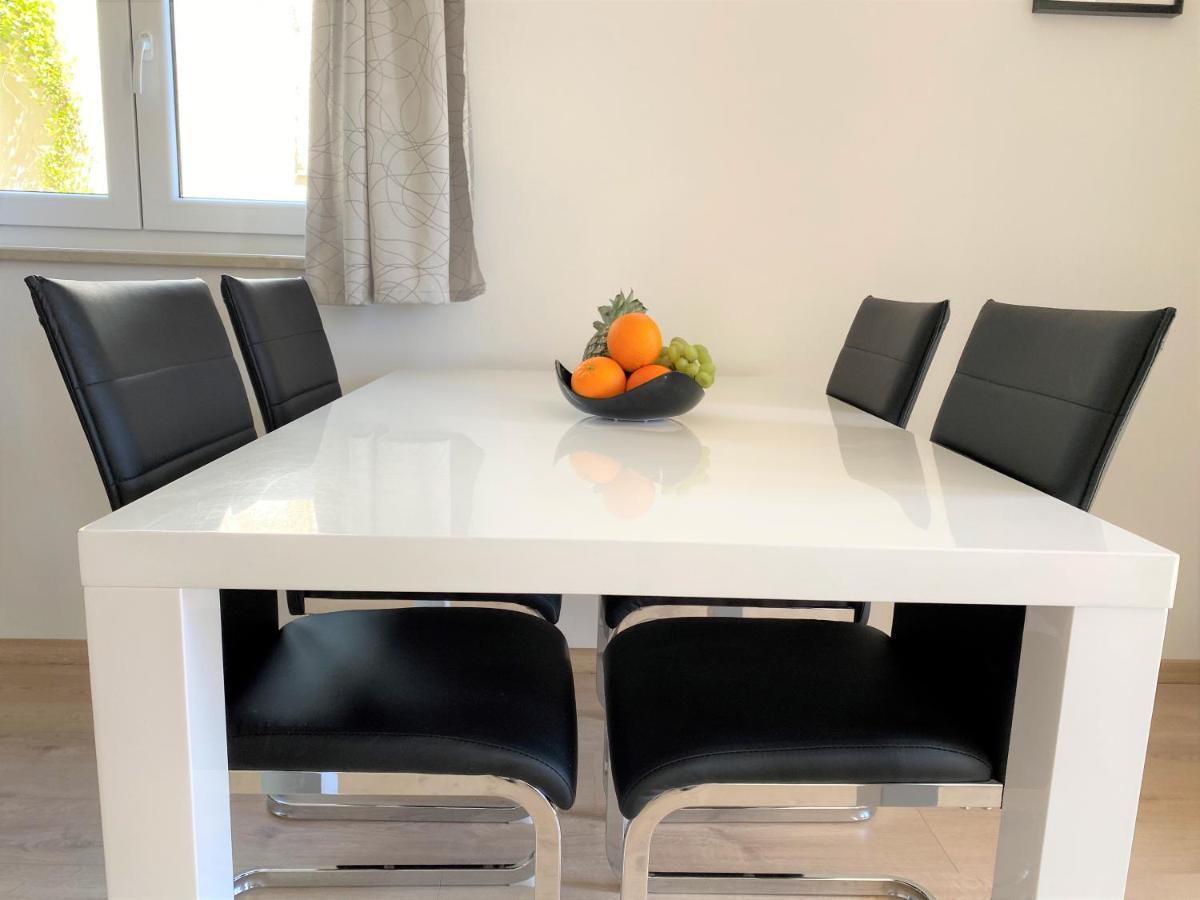 Apartment Punta Premantura E With Garden 외부 사진