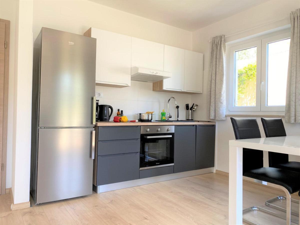 Apartment Punta Premantura E With Garden 외부 사진